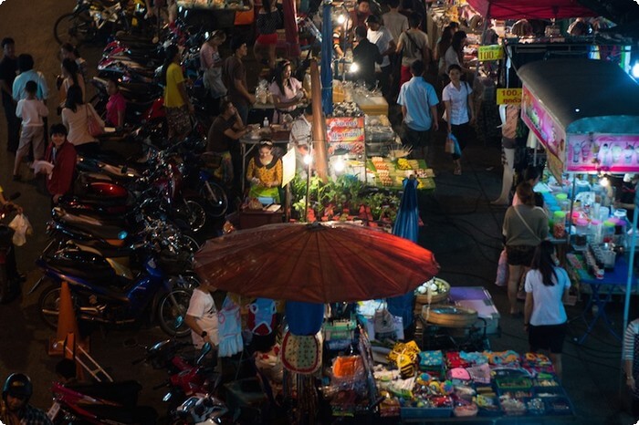 chiang mai night bazaar أفضل 10 وجهات ومعالم السياحة في تايلاند 2024